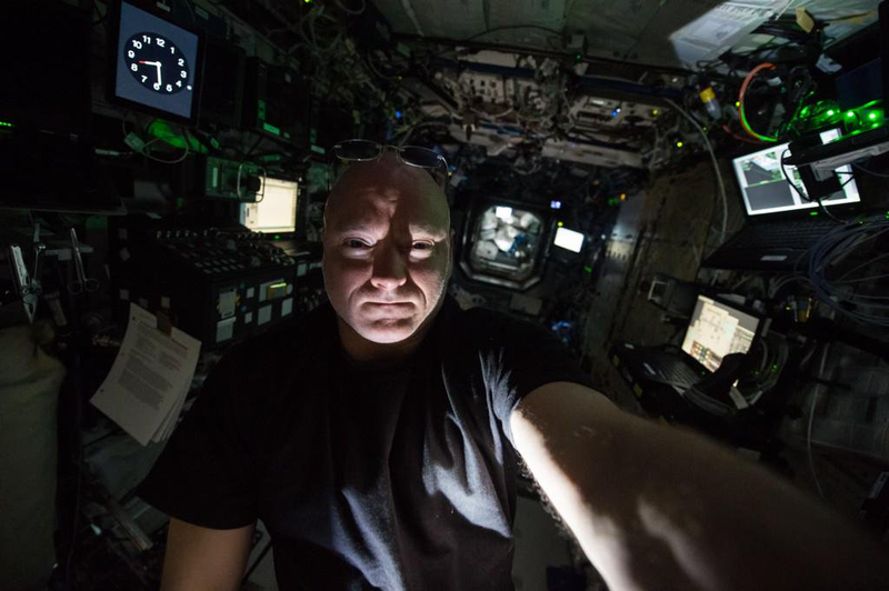 Illustration for article titled Astronaut Scott Kelly on Liquid Salt, a Stinky Station, and Sleeping in Freefall
